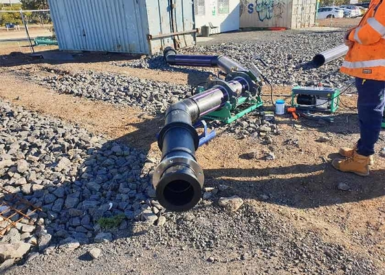 Équipement de soudage par fusion hydraulique robuste pour tuyaux en HDPE et PVDF dans les usines chimiques et gazières